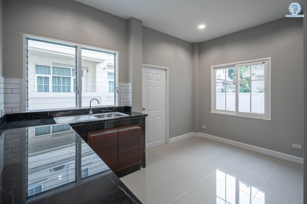 บ้านมือสองตกแต่งใหม่ โครงการ เพอร์เฟคมาสเตอร์พีซ รัตนาธิเบศร์ หลังใหญ่กว่า 91.4 ตร.ว. ฟังก์ชัน 3 ห้องนอน 5 ห้องน้ำ 1 ห้องแม่บ้าน จอดรถได้ 2 คัน พร้อมบรรยากาศโครงการสุด Luxury บนทำเลเชื่อมต่อทุกการเดินทาง ใกล้รถไฟฟ้าสายสีม่วง "สถานีไทรม้า" และจุดขึ้นทางด่วน "งามวงศ์วาน"